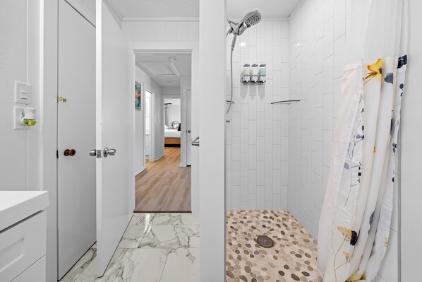 Ein modernes Badezimmer mit Dusche, Toilette und Waschbecken.