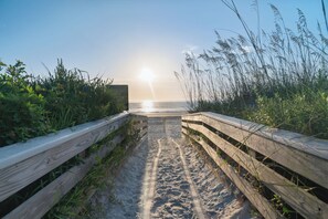 Sun loungers, beach towels - Sun•Fun•S’mores! Game Room•Hot Tub•Outdoor Games•3 Min Walk To Beach (St. Augustine)