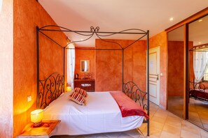 1 bedroom, free WiFi, bed sheets - Room Myriam – Oriental Charm and Comfort – Shared Pool (Proissans)