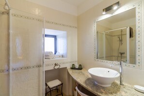 Shower, hair dryer, towels - Room Myriam – Oriental Charm and Comfort – Shared Pool (Proissans)