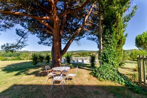 Outdoor dining - Room Myriam – Oriental Charm and Comfort – Shared Pool (Proissans)
