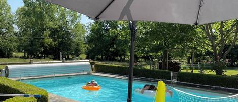 حمّام سباحة خارجي، حمّام سباحة مُدفَّأ