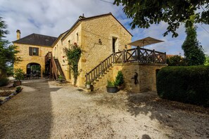 Exterior - Guest Apartment – Comfort and Independence – Shared Pool (Proissans)