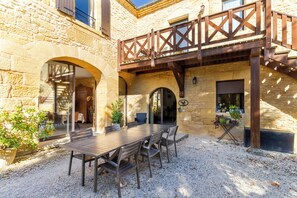 Outdoor dining - Guest Apartment – Comfort and Independence – Shared Pool (Proissans)