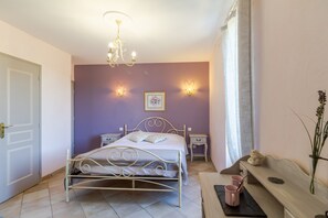 1 bedroom, free WiFi, bed sheets - Clémentine Room – Romance and Comfort – Shared Pool (Proissans)