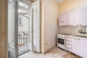 Fridge, oven, stovetop, cookware/dishes/utensils