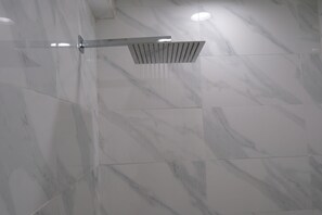 Hiustenkuivaaja, pyyhkeet, saippua, sampoo