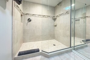Shower, hair dryer, towels, soap - Fantastic Updated 2BR/2BA Beachfront Getaway at Summerchase! (Orange Beach)
