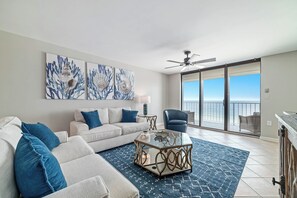 TV connectée, table de tennis de table, livres