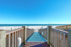 Plage, chaises longues
