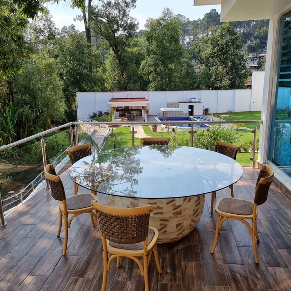 تناول الطعام بالخارج