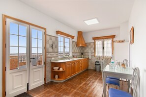 Kühlschrank, Mikrowelle, Herdplatte, Wasserkocher mit Kaffee-/Teezubehör