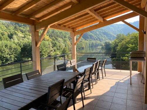 Maison de campagne "Moulin De La Ribeyre" avec vue sur les montagnes, terrasse privée et Wi-Fi