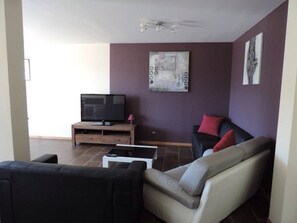 Tv, pejs, dvd-afspiller, stereoanlæg