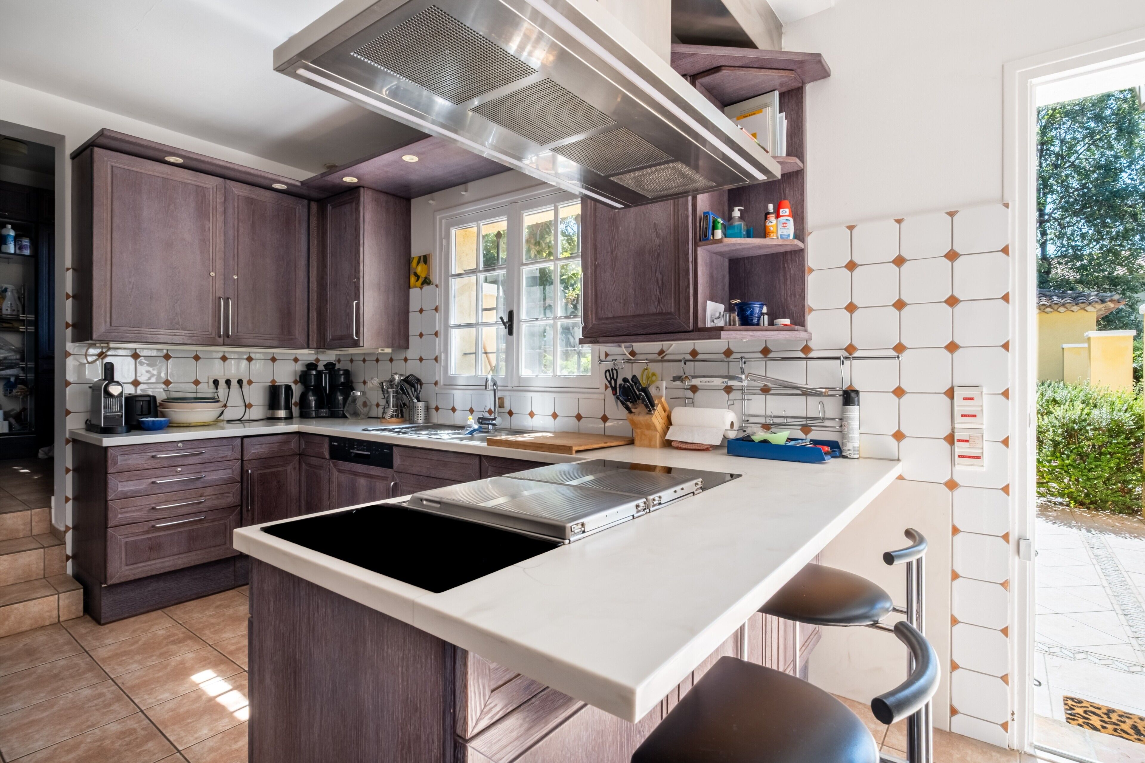 冷蔵庫、電子レンジ、オーブン、コンロ