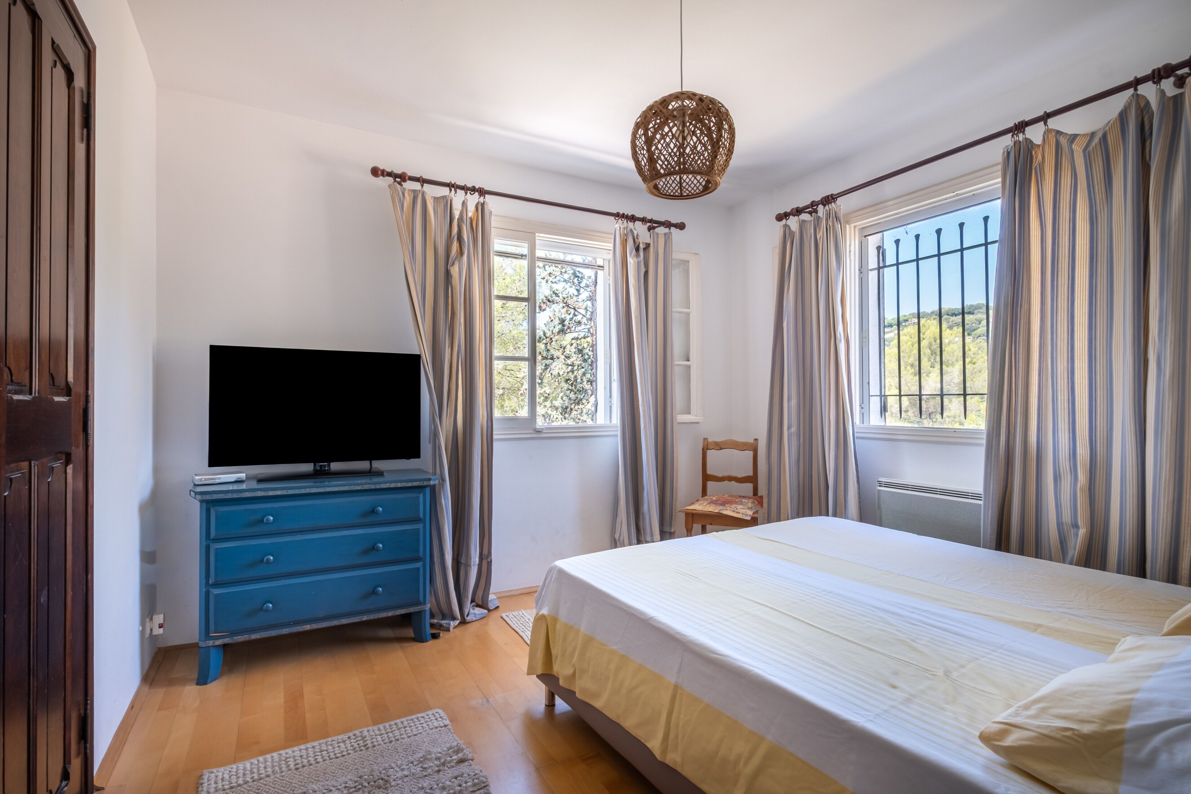 4 bedrooms, iron/ironing board, free WiFi, bed sheets