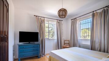 4 bedrooms, iron/ironing board, free WiFi, bed sheets