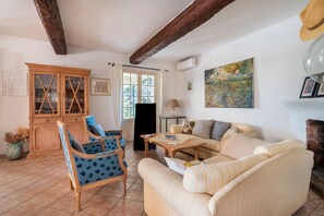 Televisión y chimenea