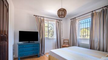 4 slaapkamers, een strijkplank/strijkijzer, gratis wifi, beddengoed