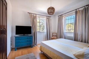 4 bedrooms, iron/ironing board, free WiFi, bed sheets