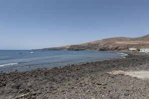 På stranden