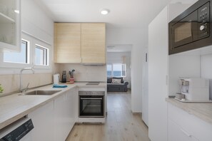 Fridge, microwave, oven, stovetop - Vacation 'La Casa De La Playa' with Sea View, Wi-Fi and Air Conditioning (Playa Quemada)