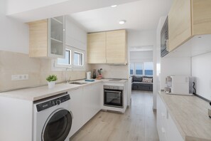 Fridge, microwave, oven, stovetop - Vacation 'La Casa De La Playa' with Sea View, Wi-Fi and Air Conditioning (Playa Quemada)