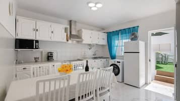 Kjøleskap, mikrobølgeovn, ovn og kokeplater