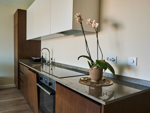 Fridge, oven, dishwasher, coffee/tea maker