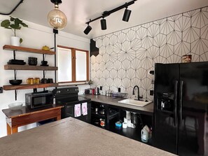 Microwave, oven, stovetop - La Bohème - Charming and stylish studio (Lakewood)