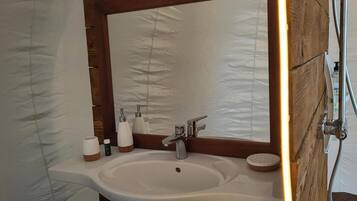 Douche, serviettes fournies