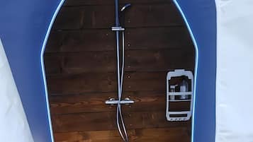 Douche, articles de toilette gratuits, peignoirs, serviettes fournies