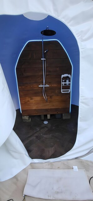 Shower, free toiletries, bathrobes, towels - Glamping 'Les Bulles Du Coq De Champagne' with Mountain View, Private Terrace & Wi-Fi (Dormans)