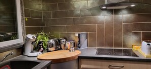 Een koelkast, een magnetron, een oven, een kookplaat