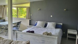 Une chambre à coucher avec un lit, un bureau et une chaise.