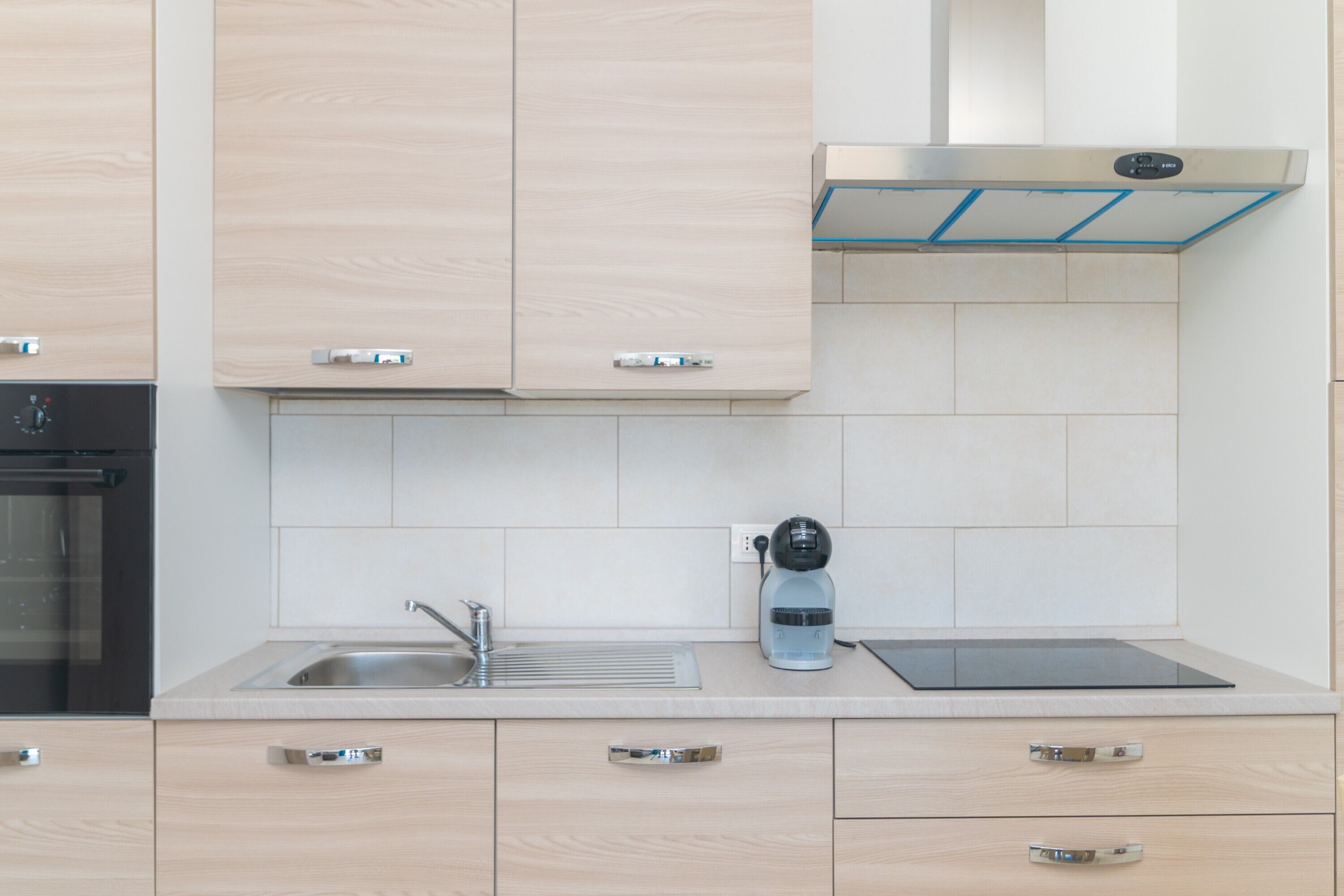 Réfrigérateur, four, plaque de cuisson, cafetière/bouilloire