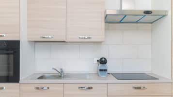 Réfrigérateur, four, plaque de cuisson, cafetière/bouilloire