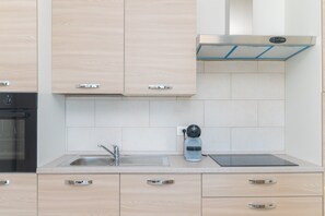 Fridge, oven, stovetop, coffee/tea maker