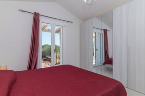 2 bedrooms, iron/ironing board, bed sheets