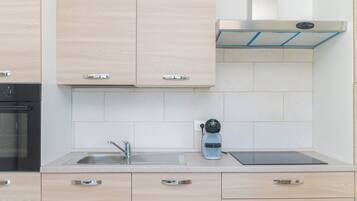 Kühlschrank, Ofen, Herdplatte, Wasserkocher mit Kaffee-/Teezubehör