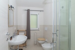 Dusche, Haartrockner, Handtücher