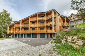 Exterior - Apartment 'Les Vernettes' with Mountain View and Balcony (les deux alpes)