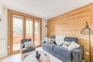 TV - Apartment 'Les Vernettes' with Mountain View and Balcony (les deux alpes)