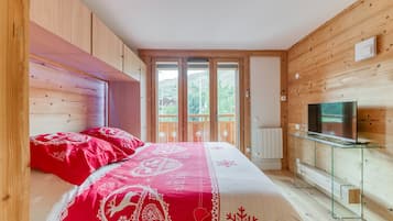 3 bedrooms, bed sheets