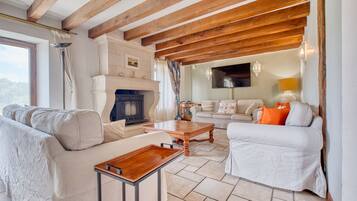 Televisión, chimenea