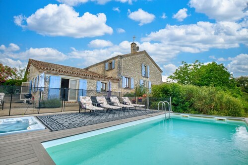 Maison de charme avec piscine chauffée, jacuzzi et vues spectaculaires