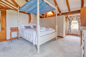 4 bedrooms, iron/ironing board, free WiFi, bed sheets