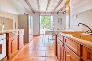 Fridge, microwave, oven, stovetop - La Garenne – Family Cottage with Pool and Jacuzzi on 12 Hectares near Bergerac (Razac-d'Eymet)