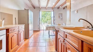 Refrigerador, microondas, horno, placa de cocina