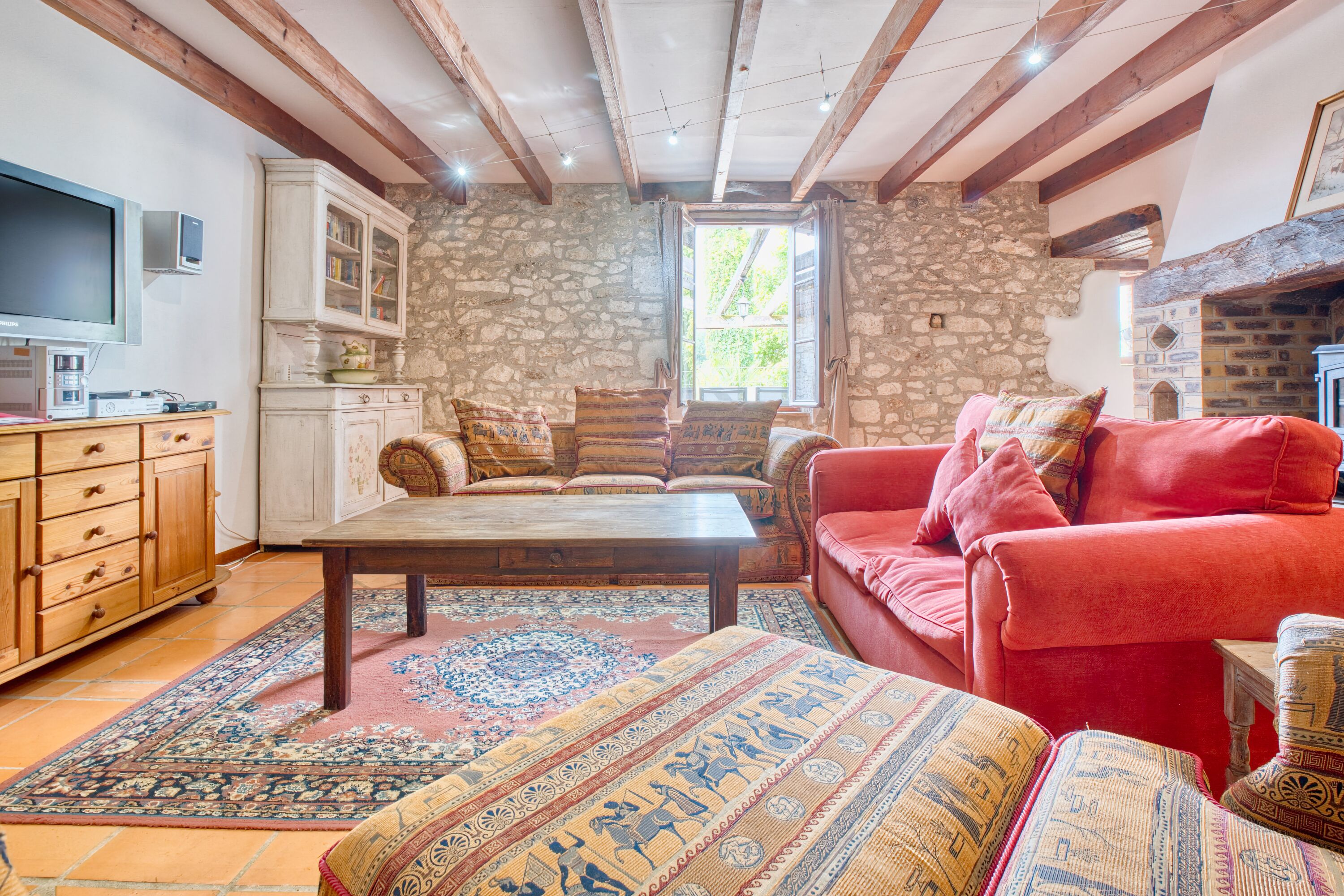 Télévision, cheminée, table de tennis de table